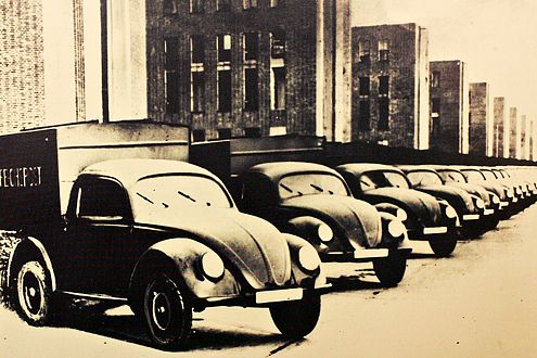 1947: VW Kübelwagen vor den Werkhallen.