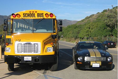 Ungleiches Duell: Schulbus trifft auf Muscle Car. Farblich passen die beiden aber wunderbar zusammen.
