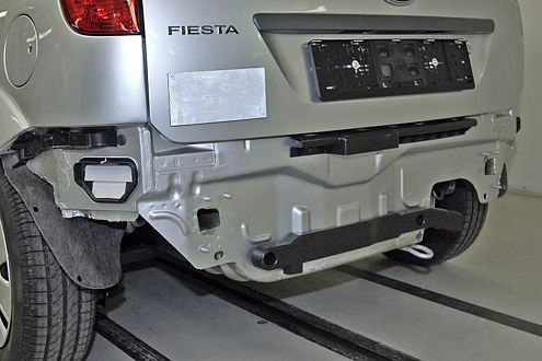Beispiel Ford Fiesta: Die eigentliche Stoßstange wurde heimlich eingespart.