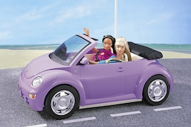 Vorbild Barbie: Auch der blonden Puppe mangelt es weder an Geld noch an schönen Autos. Cabrios natürlich.