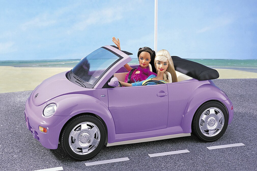 Vorbild Barbie: Auch der blonden Puppe mangelt es weder an Geld noch an schönen Autos. Cabrios natürlich.