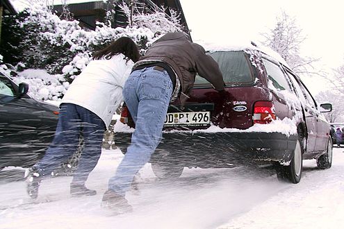 Wer vom Wintereinbruch überrascht wird, hat auch mit Sommerreifen nichts zu befürchten. Zumindest rechtlich.