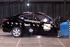 Lexus IS im Crashtest