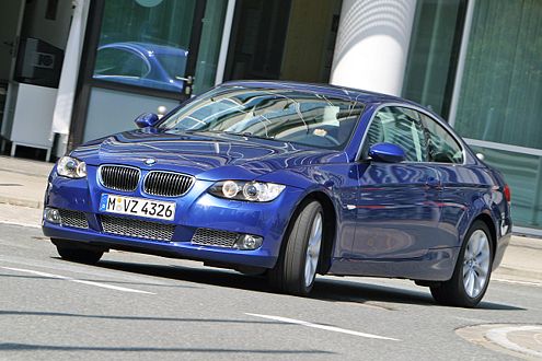 Der Eindruck täuscht: Im Vergleich gibt sich der BMW eher geschmeidig.