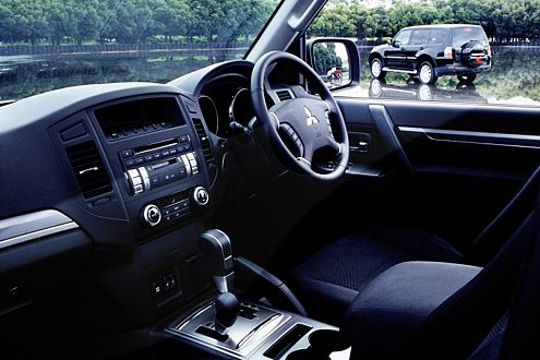 Pajero 2007 (hier die englische Version): Im Cockpit wirkt der kernige Geländewagen eher wie ein SUV.