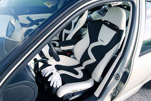 Fast zu schade zum Sitzen: weiße Recaros mit schwarzem Dessin.