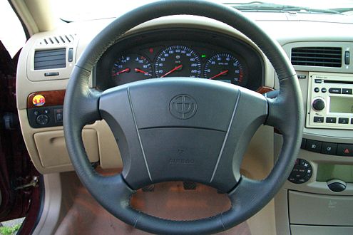 Zwei Airbags schützen die Passagiere, ESP ist nicht verfügbar.