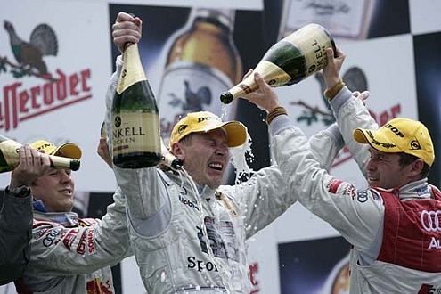 Jubelt der fliegende Finne bald wieder in Formel 1? Abwarten. Vorerst testet Häkkinen in Barcelona.