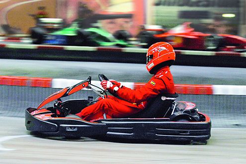 Schumi im 8,5-PS-Kart auf seiner eigenen Indoor-Kartbahn in Kerpen.
