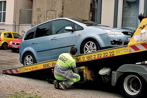 Klinisch tot nach 2776 Kilometern: Der C-Max musste auf den Abschleppwagen.
