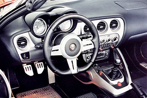 Nix für lange Beine: der Arbeitsplatz des 8C Spider.