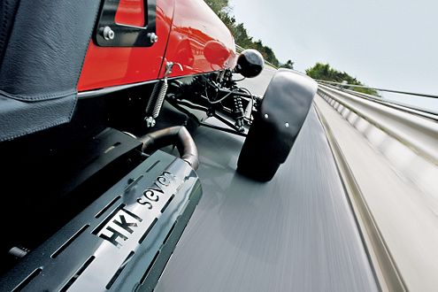 Bei den möglichen 255 km/h wird der Fahrer ordentlich durchgeschüttelt.