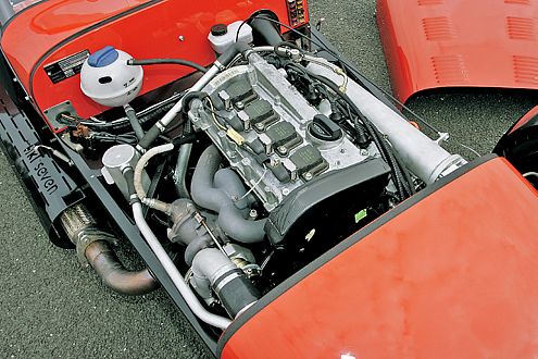 Der modifizierte 1,8-Liter-Turbo von Audi passt akkurat unter die Haube.