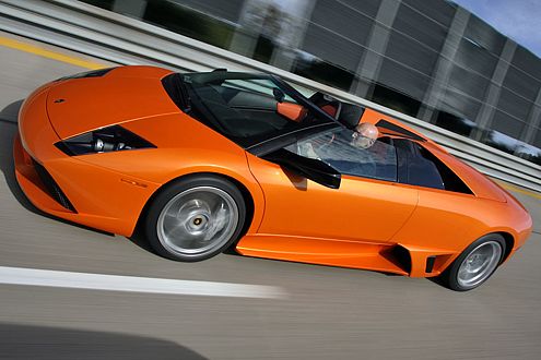 Schneller als der Wind: Der offene Lamborghini rennt 328,4 km/h.