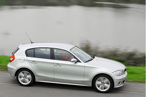 Das Raumgefühl im BMW ist eng, doch das Fahrgefühl macht es wett.