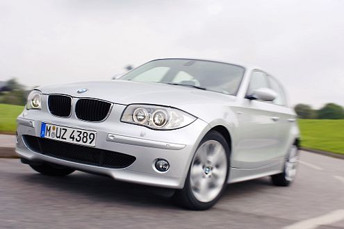 Der 120d untersteuert in Kurven gern. Trotz seines Hinterradantriebs.