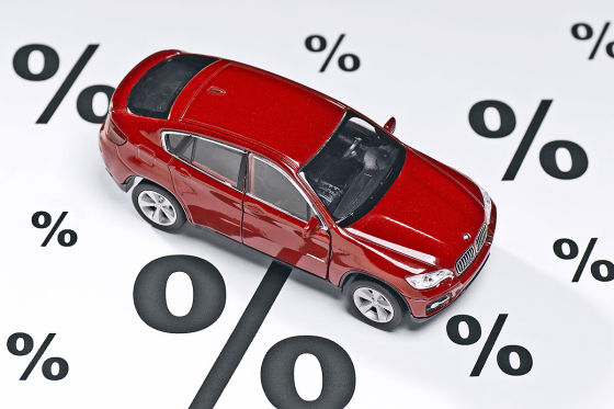 PKW mit Prozentzeichen als Symbol für Rabatte beim Autokauf