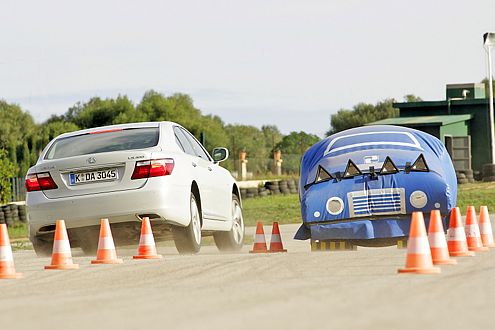 Bereits vor einem Hindernis verhärten die Luftfedern des Lexus.