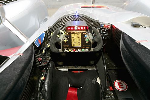 Fast wie in einer Formel-1-Flitze: das Cockpit des Superdiesels.