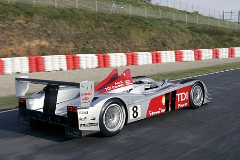 Wie ein Projektil im Gewehrlauf schießt der R10 TDI nach vorne.