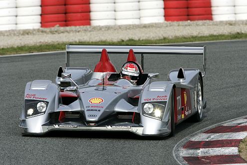 Der 1,03 Meter hohe Audi klebt in Kurven förmlich auf dem Asphalt.