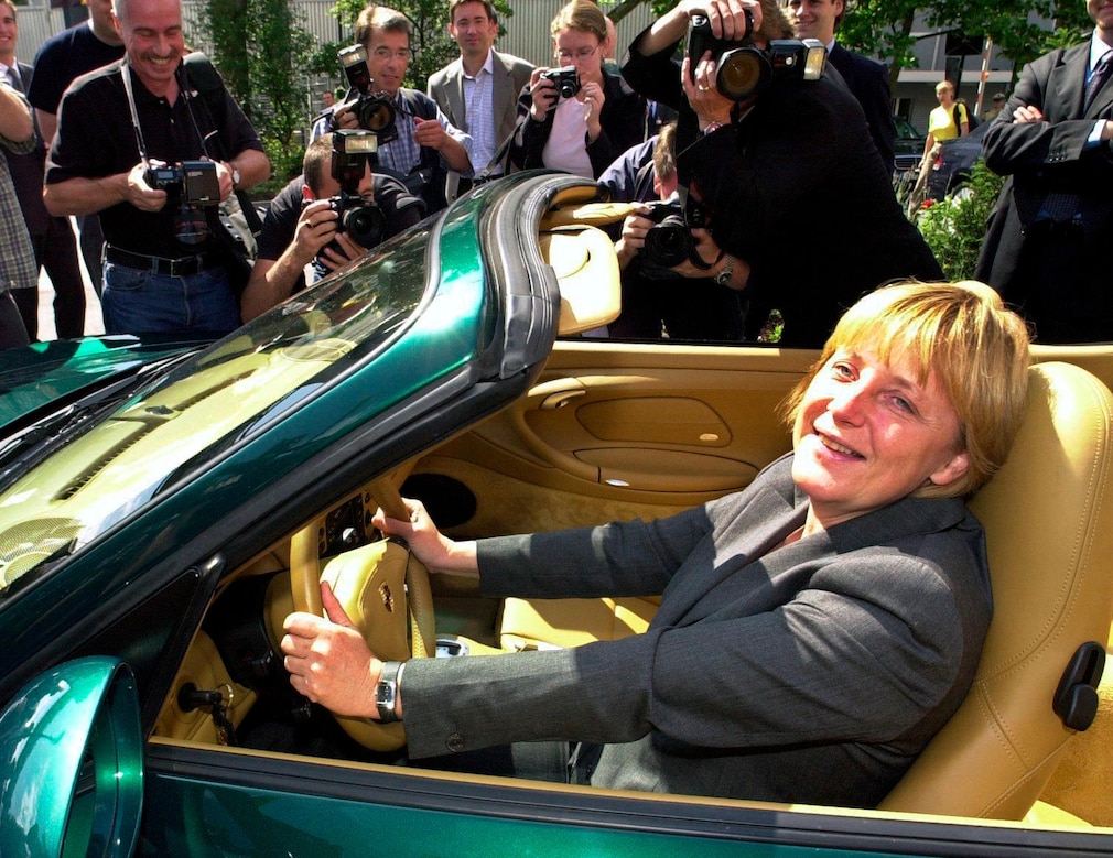 Angela  Merkel  im Porsche Carrera