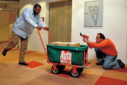 Redaktionsbote Osama Daim kachelt mit zwölf km/h über den Gang.