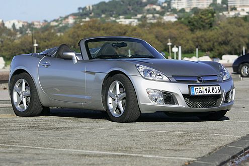 Tief geduckt: Der neue GT steht da wie eine verkürzte Corvette.