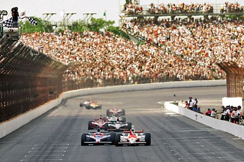 Indianapolis: Sam Hornish überholt Michael Andretti in letzter Sekunde.