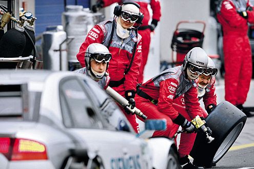 Tom Christensen beim Boxenstopp in Oschersleben, wo er siegte.