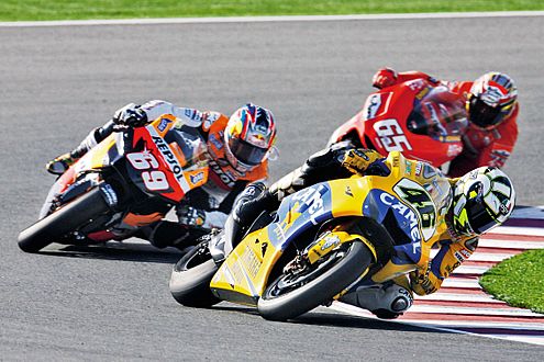 Valentino Rossi im Kurvenkampf vor Nicky Hayden und Loris Capirossi.