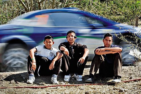 Äußerlich ungerührt vom Rallye-Trubel: drei kleine Mexikaner.