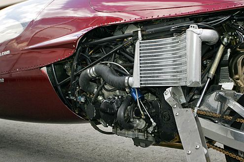 Der 360 PS starke Vierzylinder-Turbo beschleunigt auf 450 km/h.