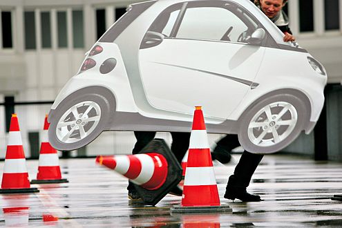 Ohne ESP geriet der Smart zwischen den Pylonen auf die krumme Bahn.