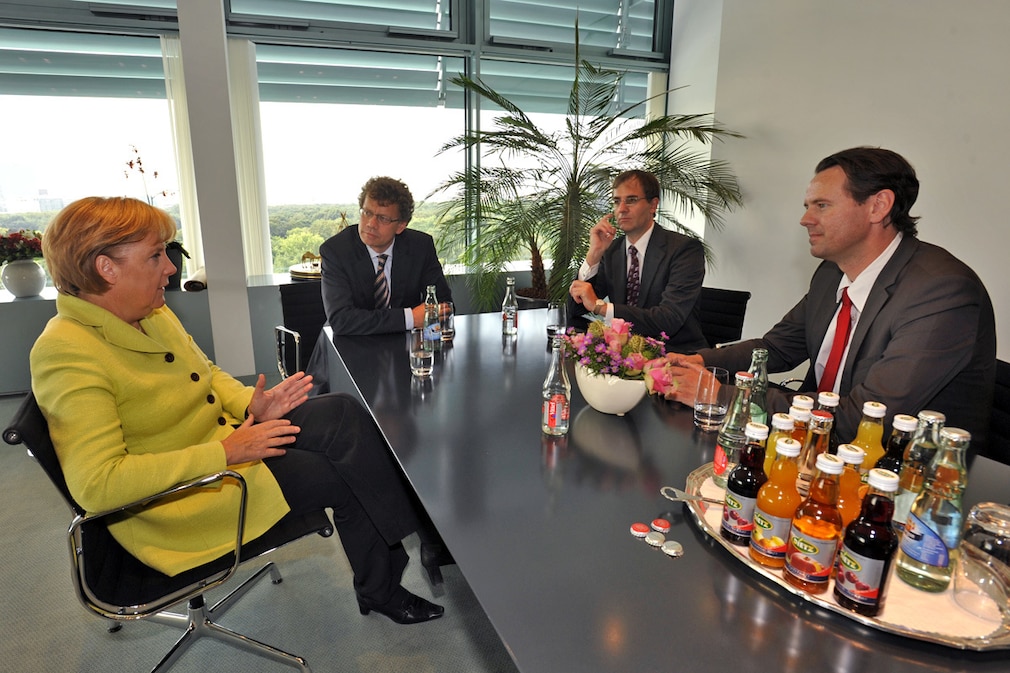 Angela Merkel im Gespräch mit den AUTO BILD-Redakteuren Bernd Wieland, Michael Moetsch und Hauke Schrieber