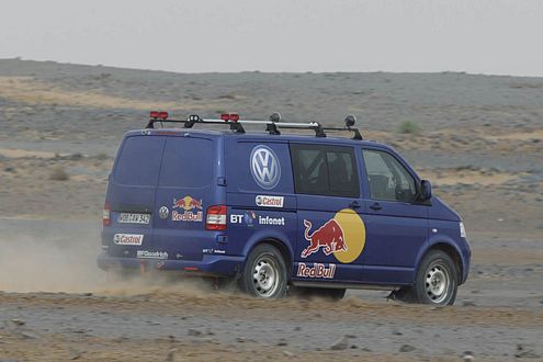 Auch den schickt VW in die Wüste: Transporter T5 als Lastesel.