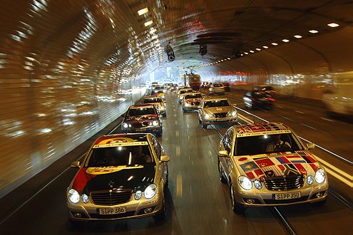 Da kommen Sie! Mercedes schickte 36 E-Klassen von Paris nach Peking. Zwei waren für AUTO BILD reserviert.