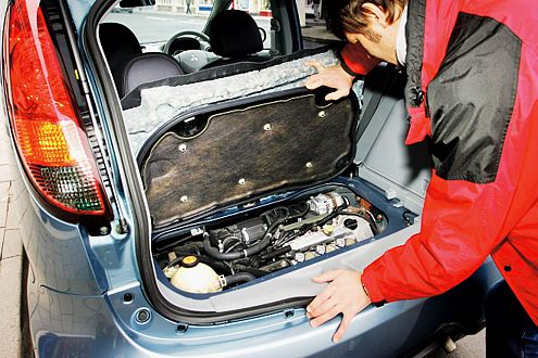 Ja, wo isser denn? Der 64 PS starke Turbo drängt sich unter einer Klappe im Heck zusammen.