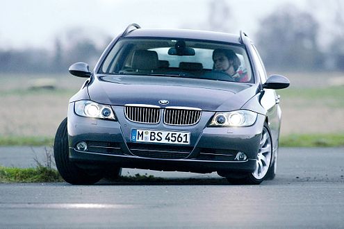 BMW 325d: Zackige und präzise Lenkung, aber Vorsicht vor Querfugen.