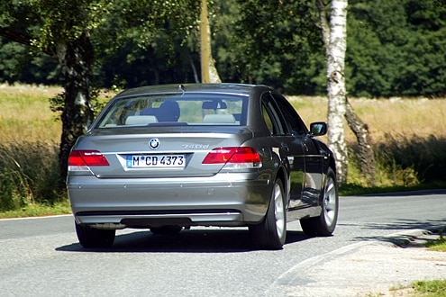 Heavy Metal: Anders als Mercedes und Audi hat der 745d Stahlfedern.