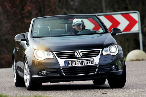 Kurven durcheilt der Eos dank feinfühliger Lenkung fast wie ein Kart.