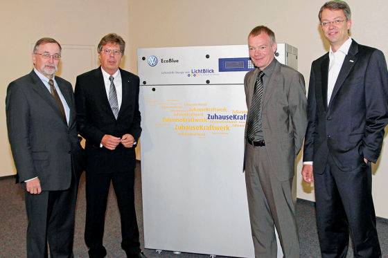 Auf gute Partnerschaft: die VW-Vorstände Lothar Sander (l.) und Werner Neubauer mit Lichtblick-Vorstand Gero Lücking und Lichtblick-Chef Christian Friege (v.l.).