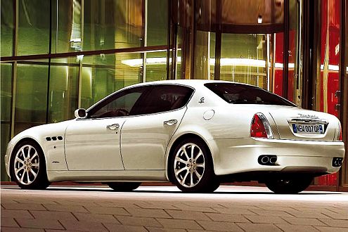 Dieses Auto kann nichts entstellen. Der Quattroporte strahlt vor Rasse.