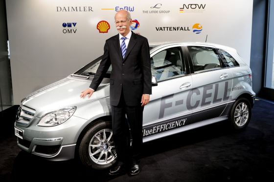 Daimler-Chef Dieter Zetsche vor der neuen B-Klase mit Wasserstoffantrieb.