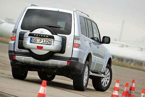 Undynamisch: Der Mitsubishi Pajero reagiert träge, aber beherrschbar.