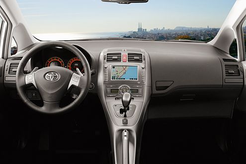 Fünfgang-Schaltung gibt's im Benziner, sechs Gänge im Diesel.