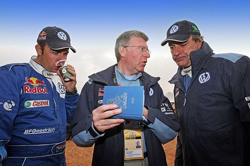 Giniel de Vielliers, Ingenieur Jean-Claude Vaucard und Carlos Sainz bei der Rallye Dakar 2007.