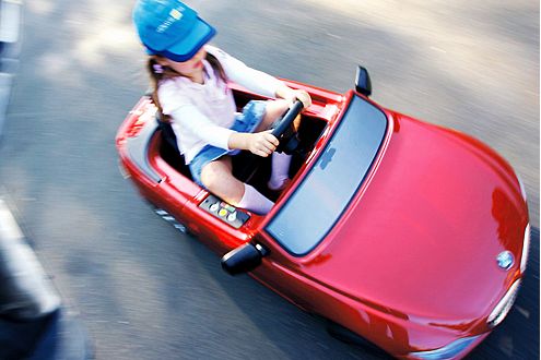 Der 6er BMW schafft mit zwölf Volt immerhin acht km/h.
