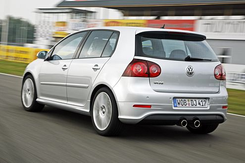 Golf R32: Den großen GTI-Bruder verrät sein mittiger Doppelauspuff.
