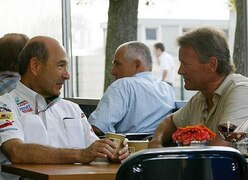 Formel-1-Experte Marc Surer (rechts) im Gespräch mit Teamchef Peter Sauber